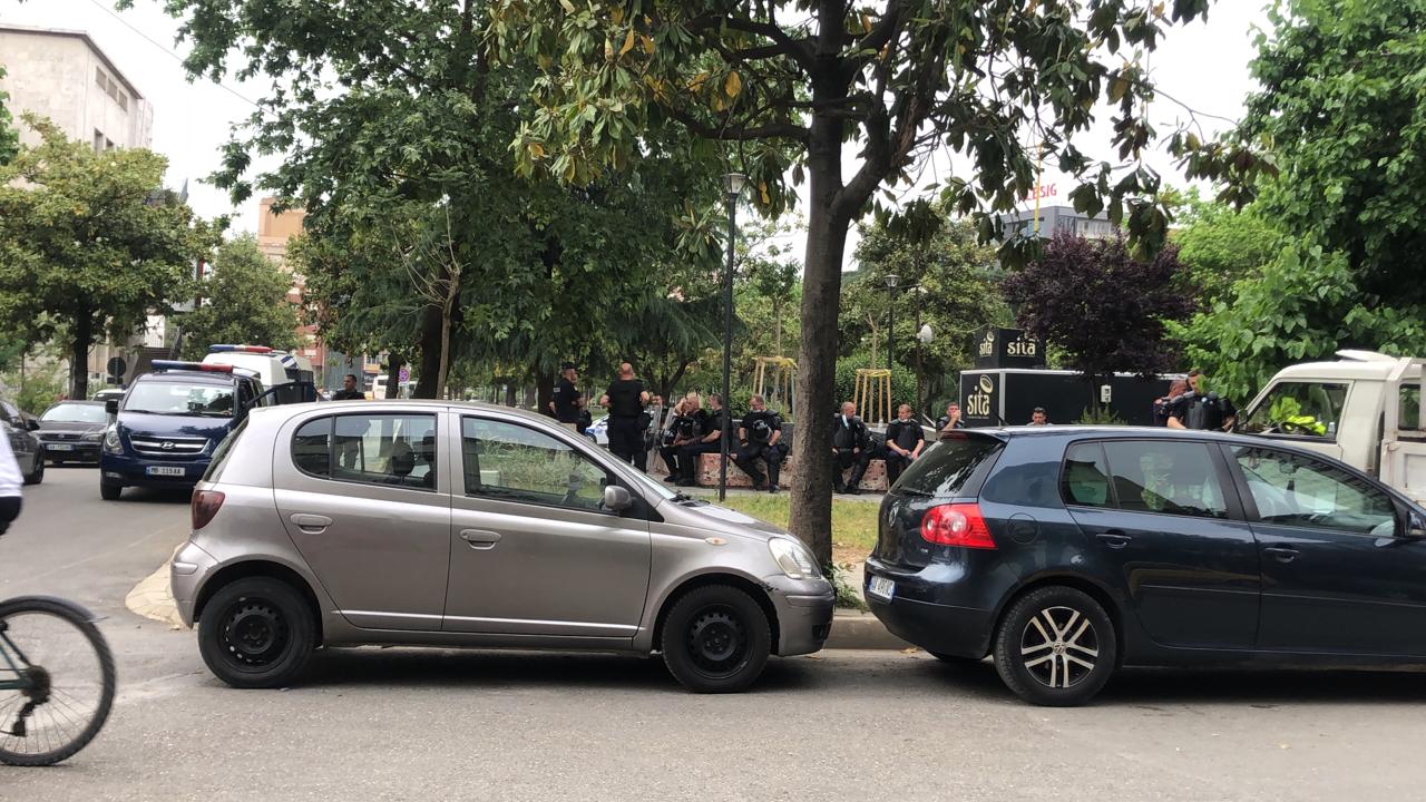 FOTO/ Bashkia rrethohet nga policë, protesta monitorohet nga tarraca e saj