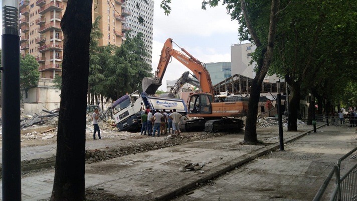 E zuri mallkimi?! Përmbyset kamioni që po transportonte inertet e Teatrit Kombëtar