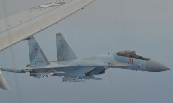 Tension në qiell, dy “Su-35” rusë i afrohen kërcënueshëm avionit amerikan