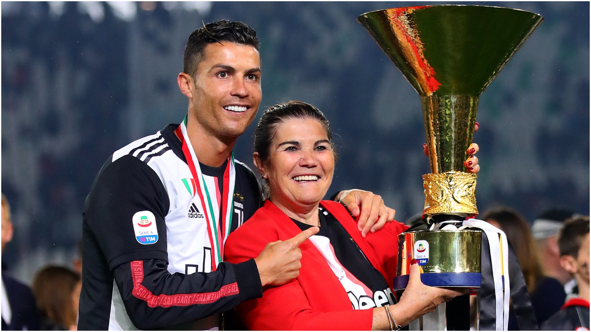 Dita e Nënës në Portugali, CR7 i dhuron Dolores një makinë luksoze