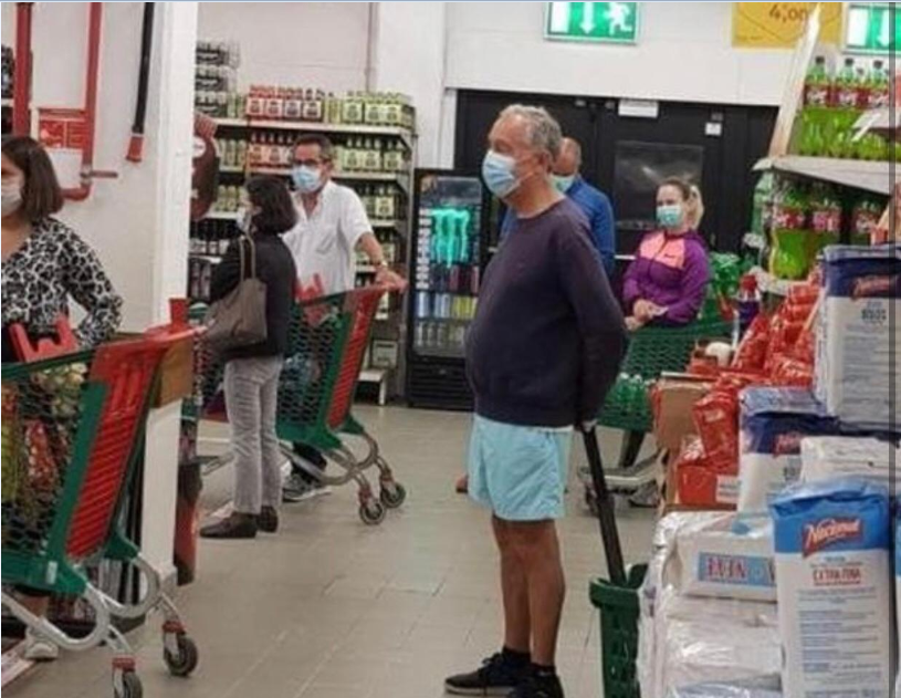 Presidenti i Portugalisë me “tuta plazhi”, pret në distancë radhën në supermarket