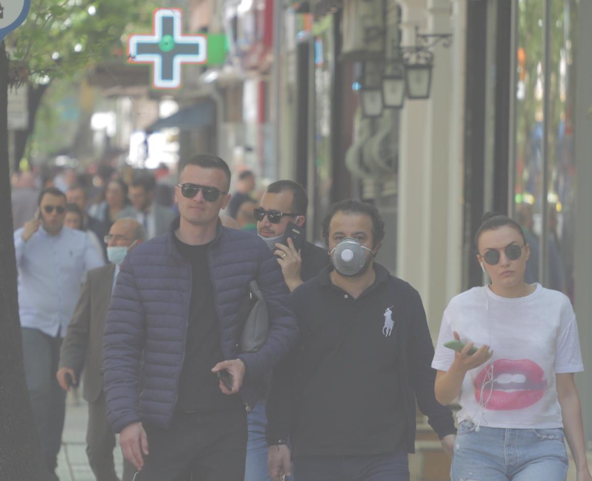 Qytetarët në Tiranë “harrojnë” virusin, dynden në trotuare pa maska e distancim social