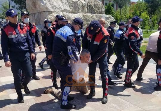 VIDEO / Protestë kundër masave në sheshin “Skënderbej” në Tiranë, policia shoqëron 4 persona