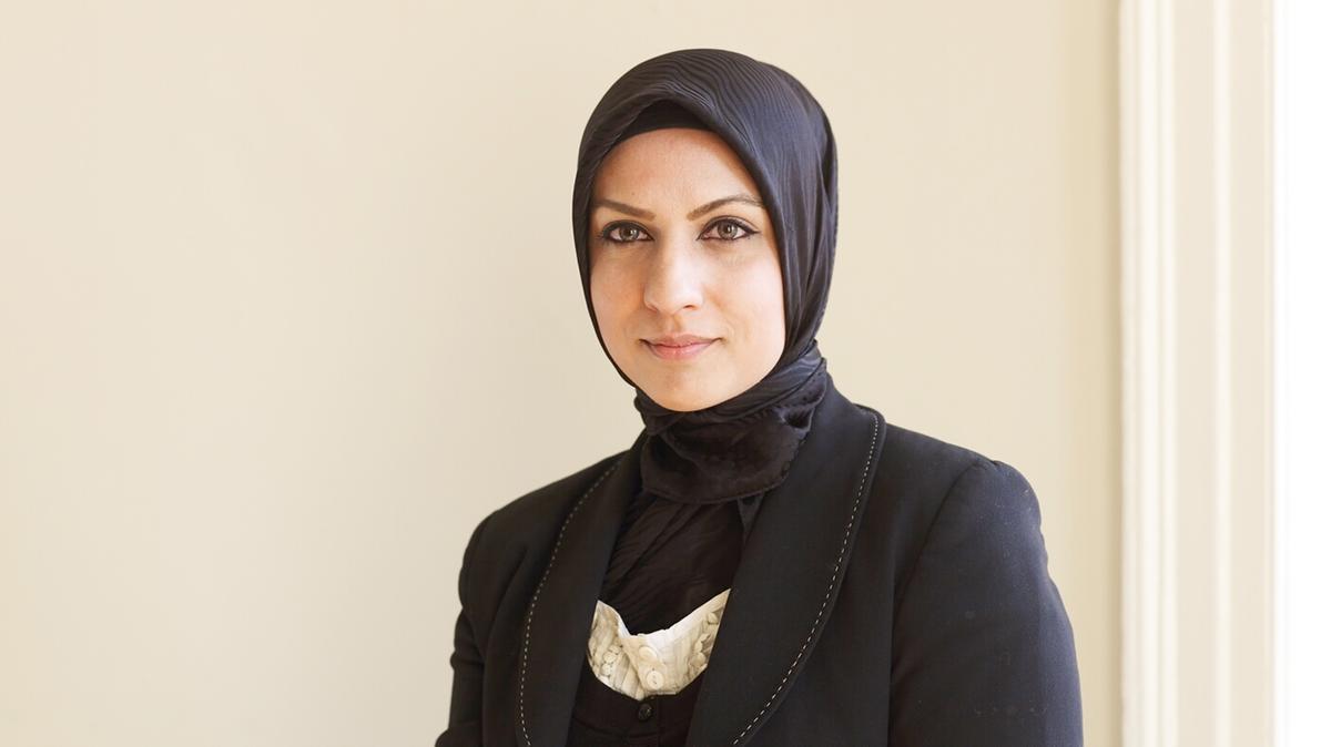 Gruaja muslimane bëhet gjykatësja e parë me shami në Britani