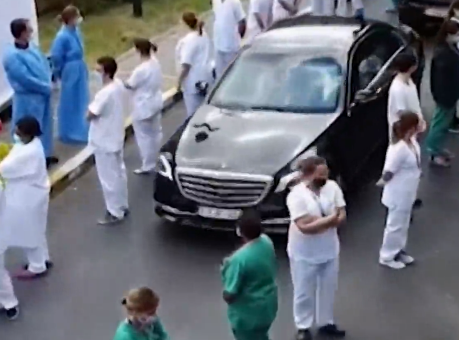 VIDEO/ Mjekët i kthejnë kurrizin kryeministres pasi ajo shkoi për një vizitë në spital