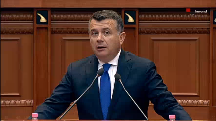 Balla ironi me Bashën: Luli nuk ka nevojë për 400 mijë lekë, kur je pa punë do bësh xhiro në kafe