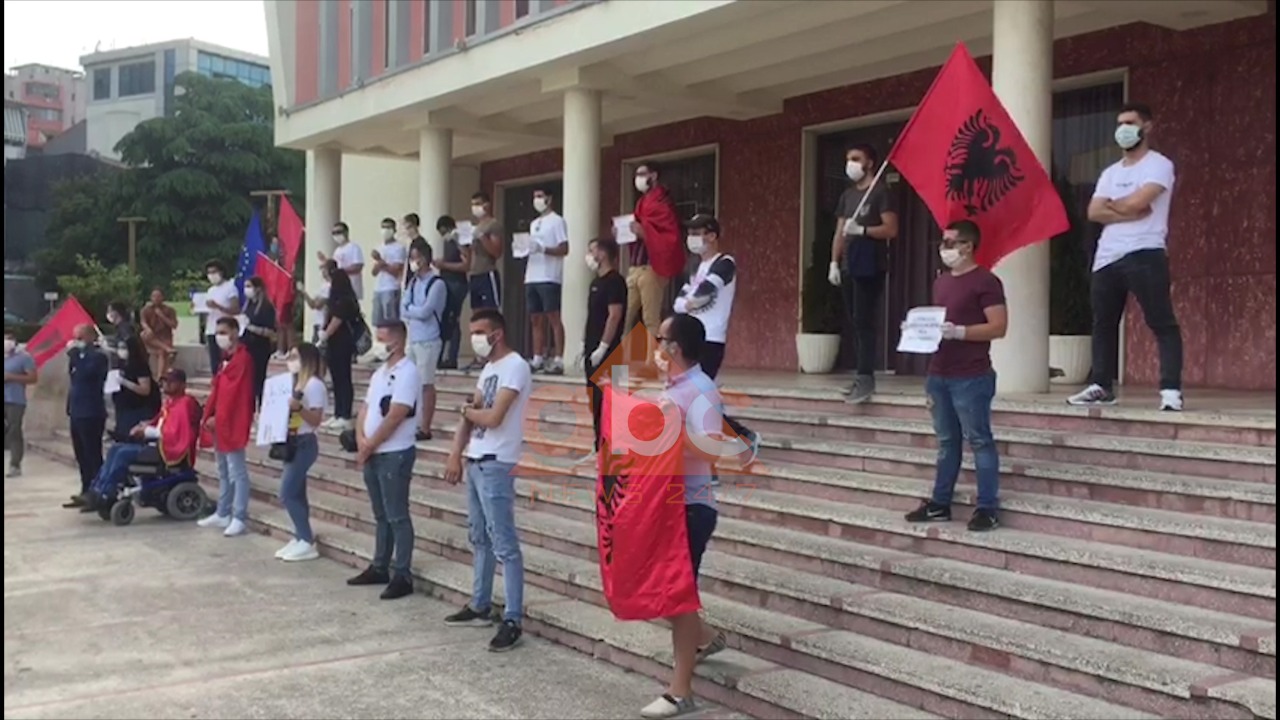 Protestë për Teatrin në Pallatin e Kulturës në Durrës, të rinjtë një minutë heshtje