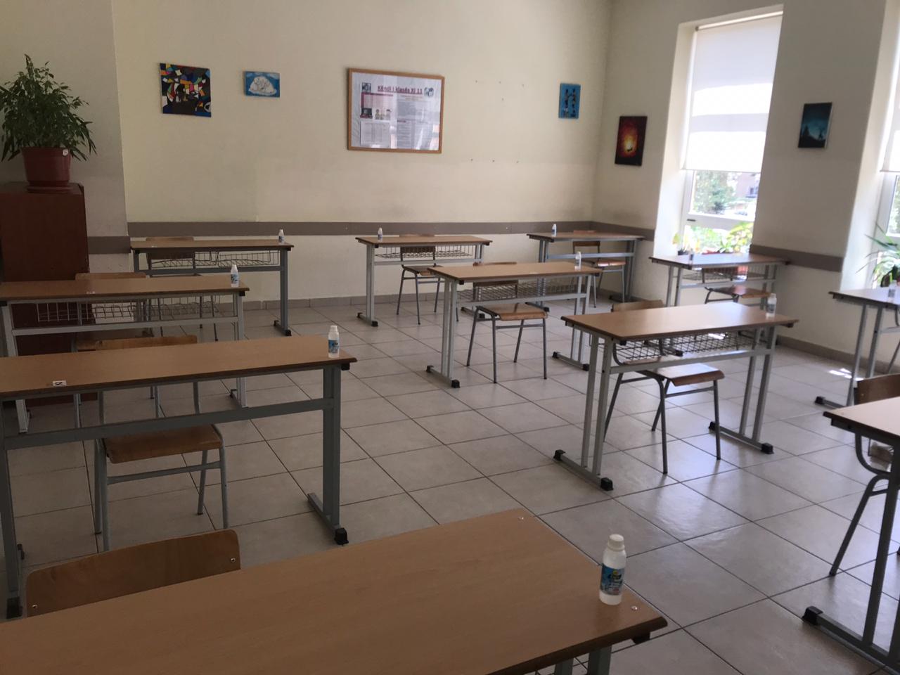 FOTO/ Alkool në çdo bankë dhe distancë 1.5 metra, klasat bëhen gati për maturantët