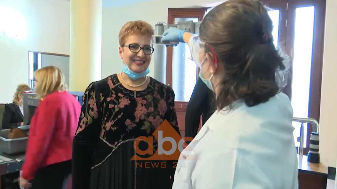 VIDEO/ Deputetët në “rresht” për një, i matet temperatura para se të futen në Kuvend