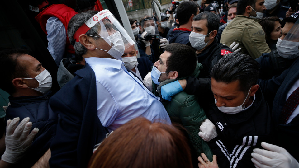 U përpoqën të organizonin protesta gjatë 1-Majit, policia arreston 15 persona në Turqi