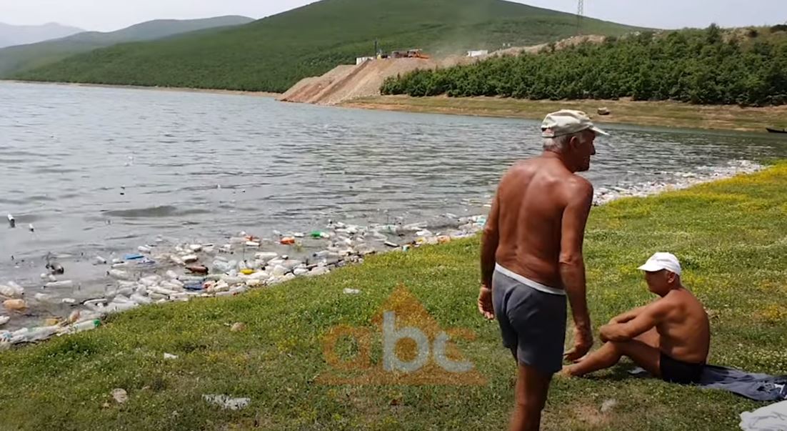 VIDEO/ Liqeni i Fierzës “përmbytet” nga mbetjet plastike