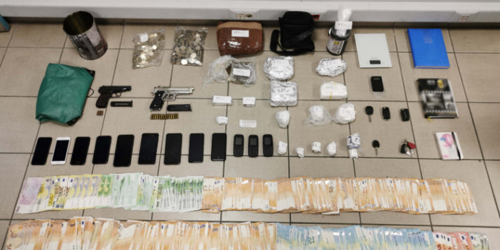 Shkatërrohet banda e drejtuar nga çifti shqiptar në Greqi: Sekuestrohet kokainë dhe mijëra euro