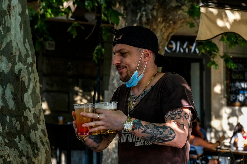 Italianët nuk i tremben më koronavirusit, baret dhe plazhet tejmbushen me njerëz