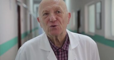 Fitoi “betejën” me COVID-19 dhe u rikthye krah kolegëve, apeli i mjekut për qytetarët