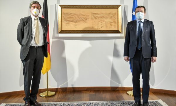 Kurti del nga izolimi, takon në zyrë ambasadorin gjerman