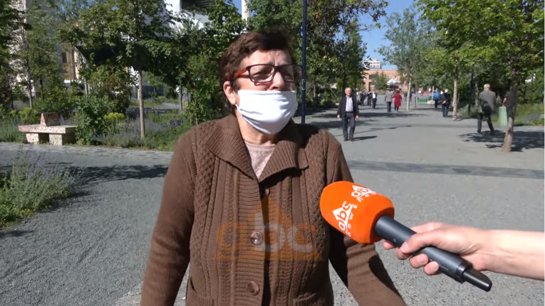 Pensionistja: Karantina është “me vdek”, më mirë të na kapë virusi