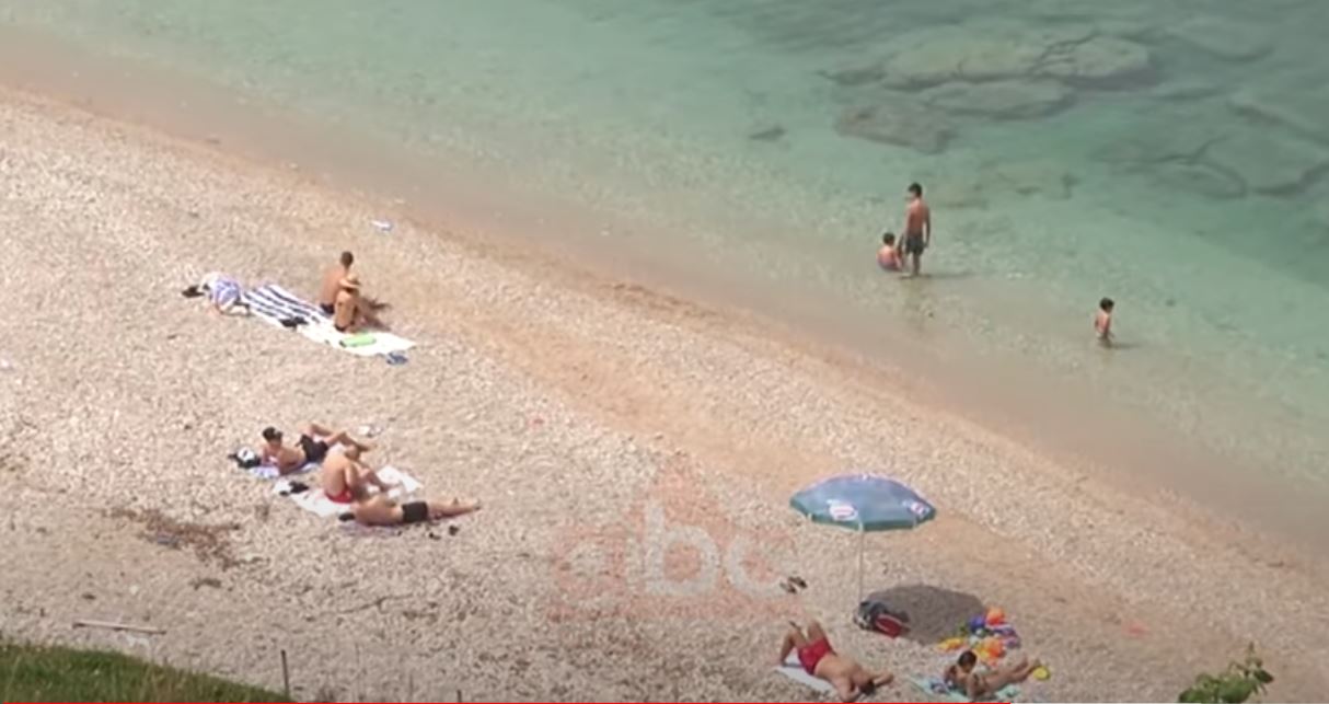 Shqiptarët thyejnë rregullat dhe i drejtohen bregdetit, plazh si në komunizëm