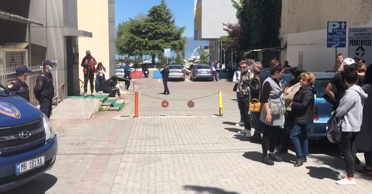 Kundërshtuan me dhunë punonjësit e policisë, pritet masa e sigurisë për tre të rinjtë në Pogradec