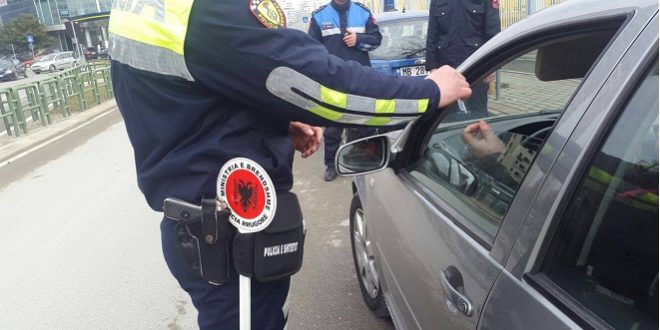 I bënë shenjë të hapte krahun, shoferi fyen e godet me grushte dy policët në Elbasan