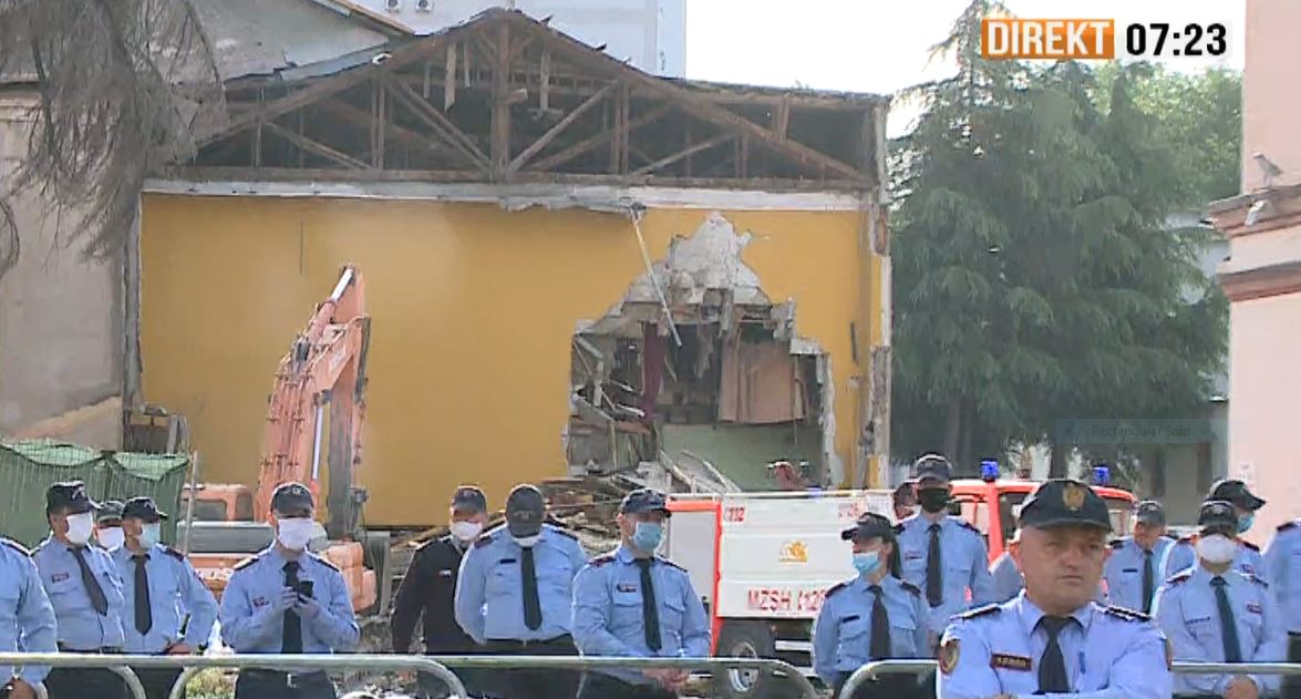 Aksioni për shembjen e Teatrit Kombëtar, të pranishëm forca të shumta policie