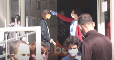 Qytetarët në radhë para poliklinikave, në shumë raste nuk respektohet distanca sociale