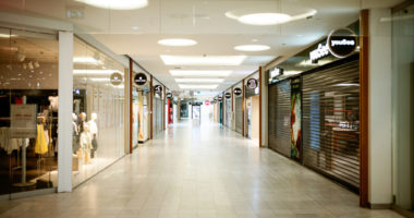 Vëzhgimi/ Qendrat tregare zbatojnë protokollet, por blerësit i “neglizhojnë” masat