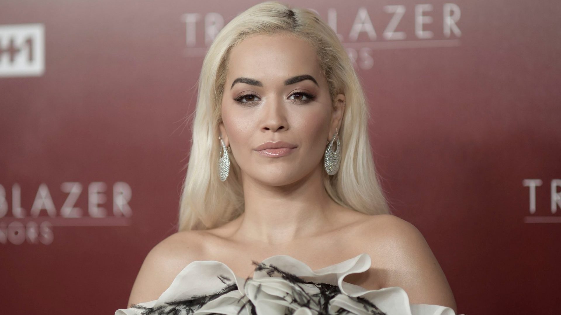 FOTO/ Rita Ora “ndez” rrjetin, ekspozon tatuazhet dhe trupin me bikini