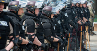 Agjentët e ‘ICE’ fillojnë tërhiqen/ Administrata e Trump largon 700 oficerë nga Minnesota