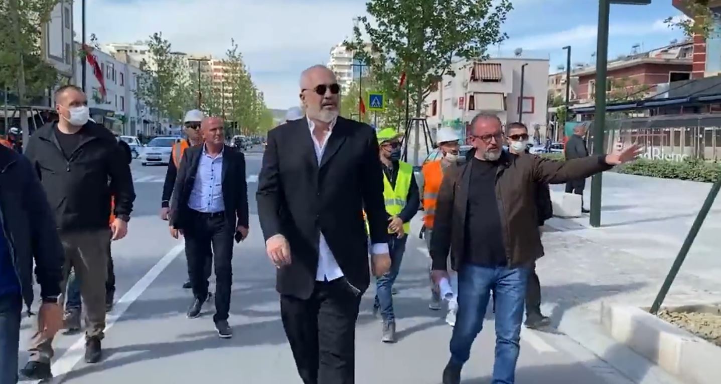 “Ku pyesin vlonjatët për erën”, Rama në Vlorë kritikon ngjyrat në pallate