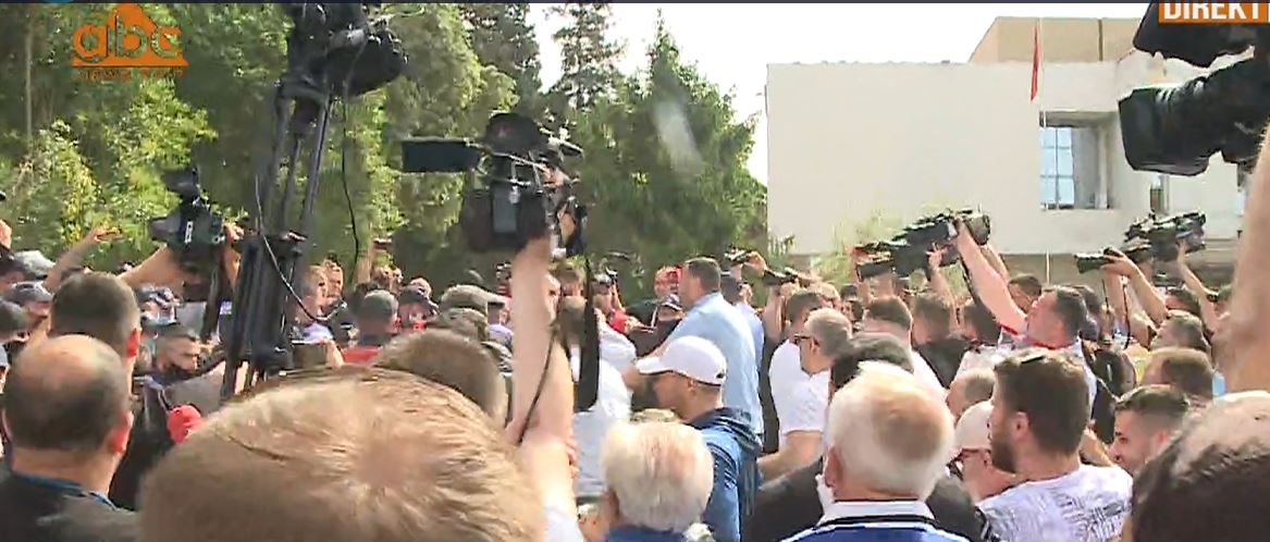 Tensionohet situata, thyhet kordoni policor, protestuesit: Poshtë diktatura