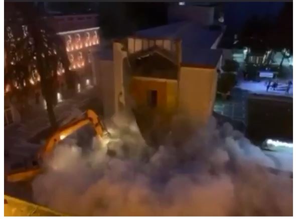 VIDEO/ Fillon shembja e Teatrit Kombëtar, dhjetra të shoqëruar në polici