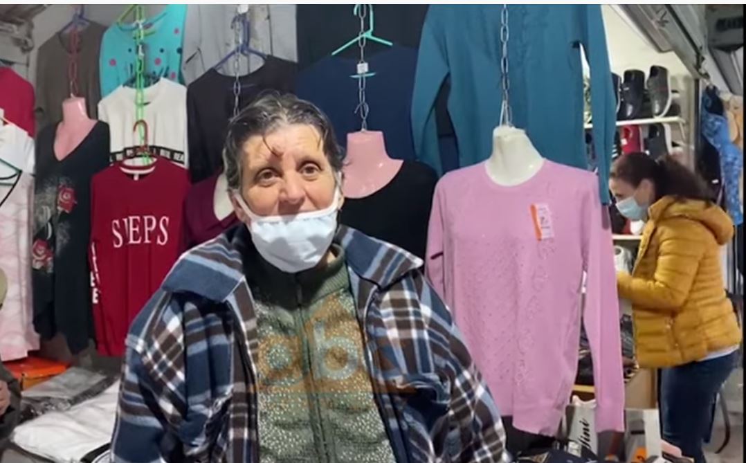 Tregtarët e veshjeve në Sarandë nuk kanë shitje: S’ka autobusa të furnizohemi me mallin e sezonit
