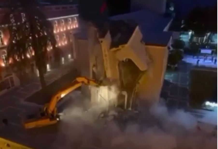 Momenti kur fadroma rrëzon pjesën ballore të Teatrit Kombëtar