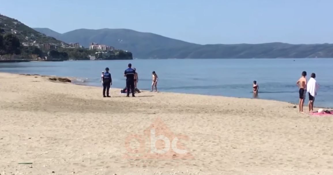 VIDEO / Vlonjatët nuk i rezistojnë dot detit, policia ndërhyn për t’i nxjerrë nga uji