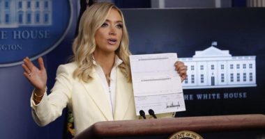 Sekretarja e Trump-it publikon aksidentalisht të dhënat bankare të presidentit