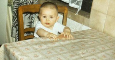 Sot një nga emrat më të njohur të muzikës, e njihni këtë personazh në foto