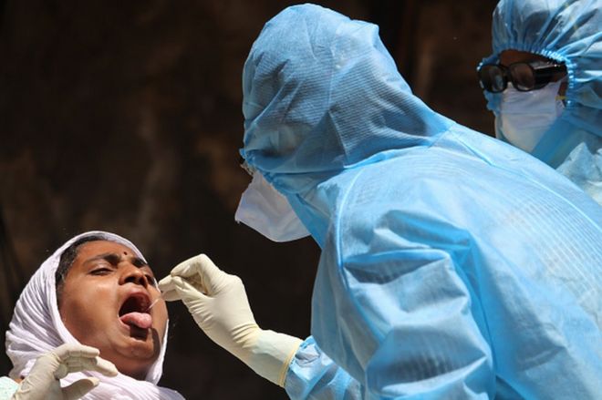 Ndryshe nga e gjithë bota, Covid-19 po vret më shumë gratë sesa burrat në Indi