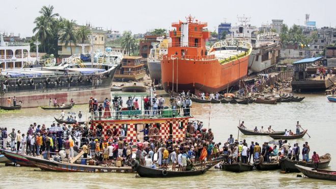 Përmbyset trageti, 32 të vdekur në Bangladesh