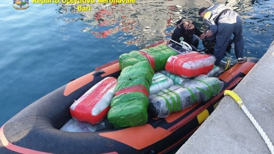 Kapet gomonia me 3 mln euro lëndë narkotike në Itali, pranga dy skafistëve shqiptarë