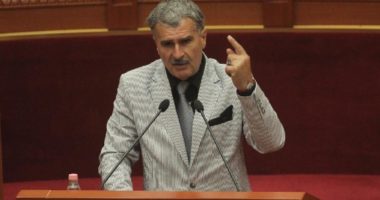 Kujtim Gjuzi përjashtohet 10 ditë nga Kuvendi, veprimi që “dogji” deputetin