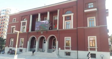 Koronavirusi i mbyll dyert Bashkisë së Durrësit, punonjësja pozitive për Covid-19