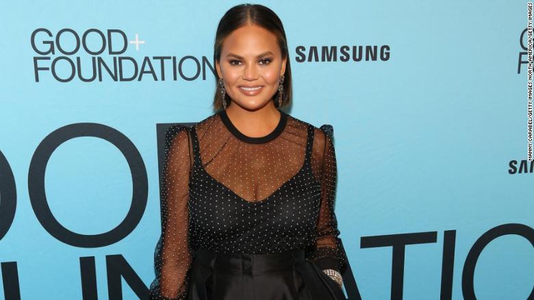 Chrissy Teigen dhuron 200,000 mijë dollarë në ndihmë të protestuesëve