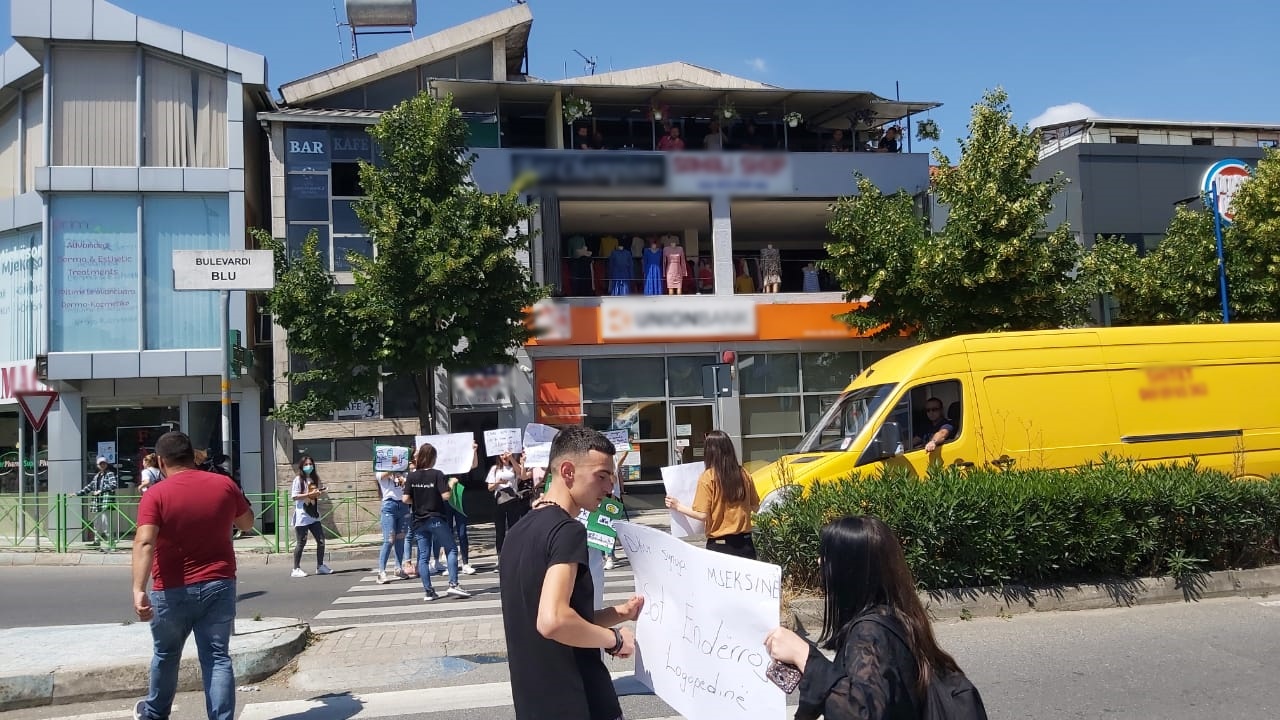 Provimi i Letërsisë, maturantët e Kamzës bllokojnë rrugën: Mund ta bojkotojmë testin e radhës