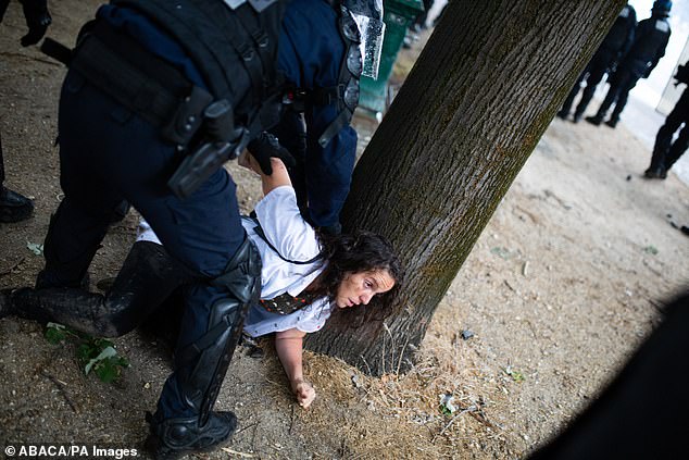 FOTO/Infermierja franceze tërhiqet zvarrë nga policia, gjatë protestave në Paris