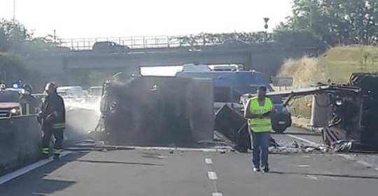 Kaos dhe flakë në autostradë, aksidenti shkakton radhë të gjatë makinash