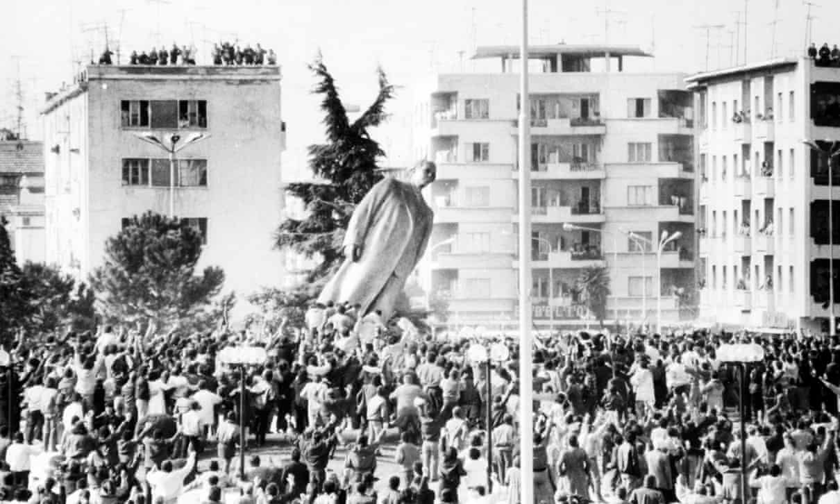 Me rënien e statujave të komunizmit, shqiptarët ndaluan së mësuari nga e kaluara