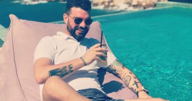 Si rrallëherë, Dj i njohur poston foton e nxehtë me të dashurën nga plazhi