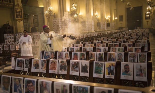Katedralja e Perusë mbushet me foto të viktimave nga Covid