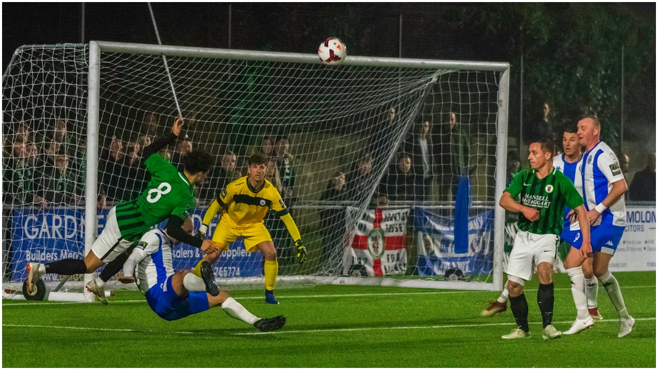 VIDEO/ Futbolli amator nuk të zhgënjen, çfarë autogoli qesharak në Angli