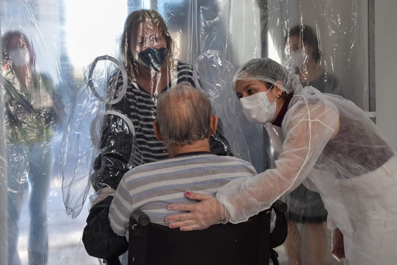 FOTO/ Momentet prekëse, mënyrë e veçantë përqafimi në kohë koronavirusi në Brazil